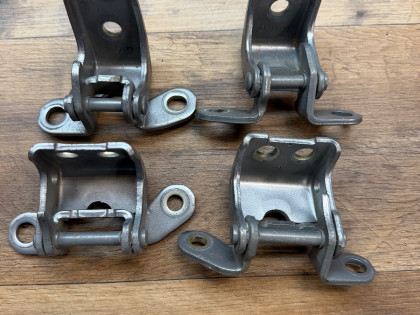 Петли двери RE4