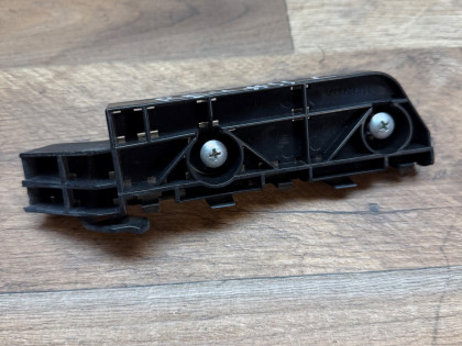 Крепление переднего бампера левое RE4