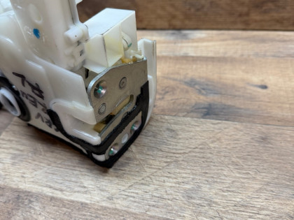 Замок двери передний левый RE4