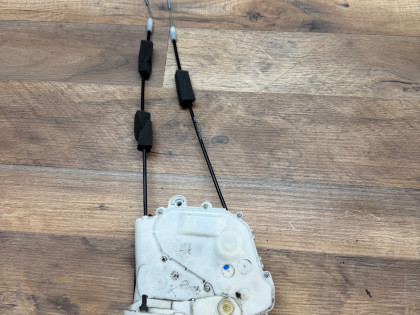 Замок двери задний правый RE4