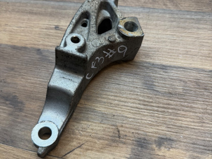 кронштейн левой подушки CF3