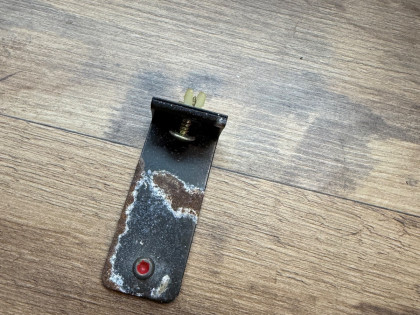 крепление водительского коврика CF3