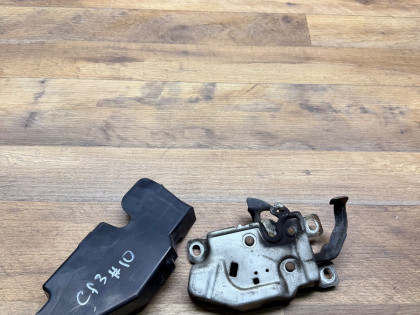 Замок капота