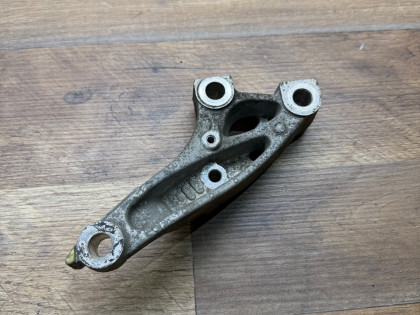 кронштейн левой подушки