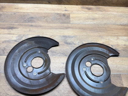 кожухи задних тормозных дисков