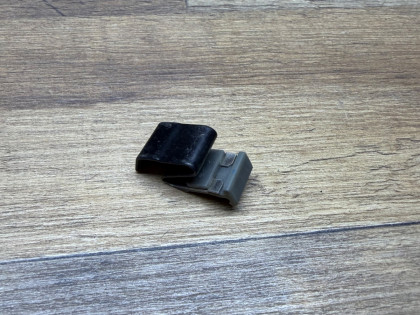 фиксатор лючка бензобака