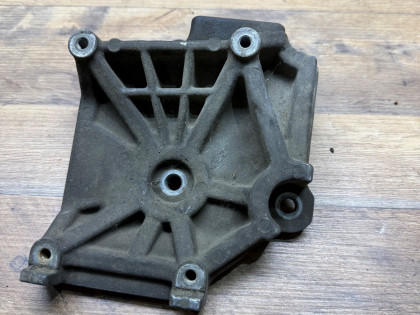 кронштейн компрессора кондиционера MITSUBISHI AIRTREK OEM mr398285 CU2W 2002