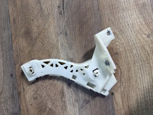 Крепление переднего бампера правое MAZDA AXELA BK5P 2007