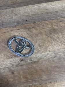 Эмблема багажника toyota TOYOTA CAMRY ACV30 2004