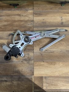 Стеклоподъемник передний правый 69801-33050. 85710-33120 TOYOTA CAMRY
