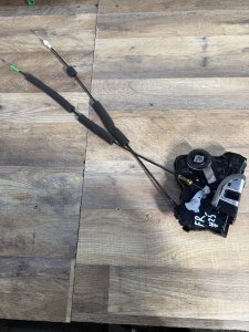 Замок двери передний правый 69030-33241 TOYOTA CAMRY